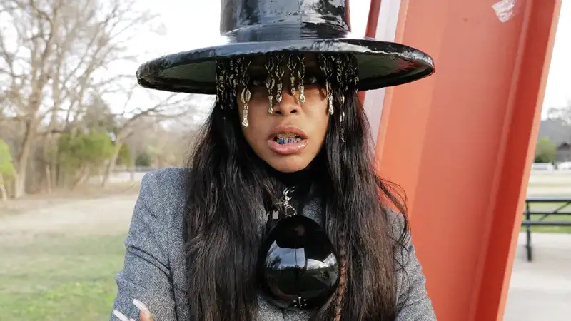 You are currently viewing Erykah Badu A Visionary in Music and Fashion